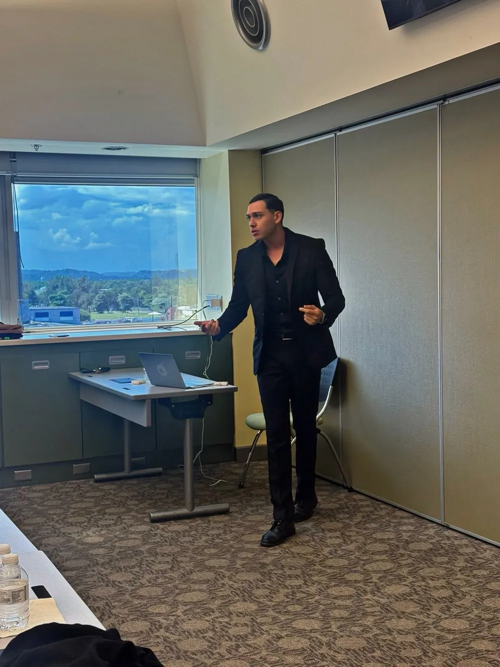 Christian Rivera explicando durante una clase